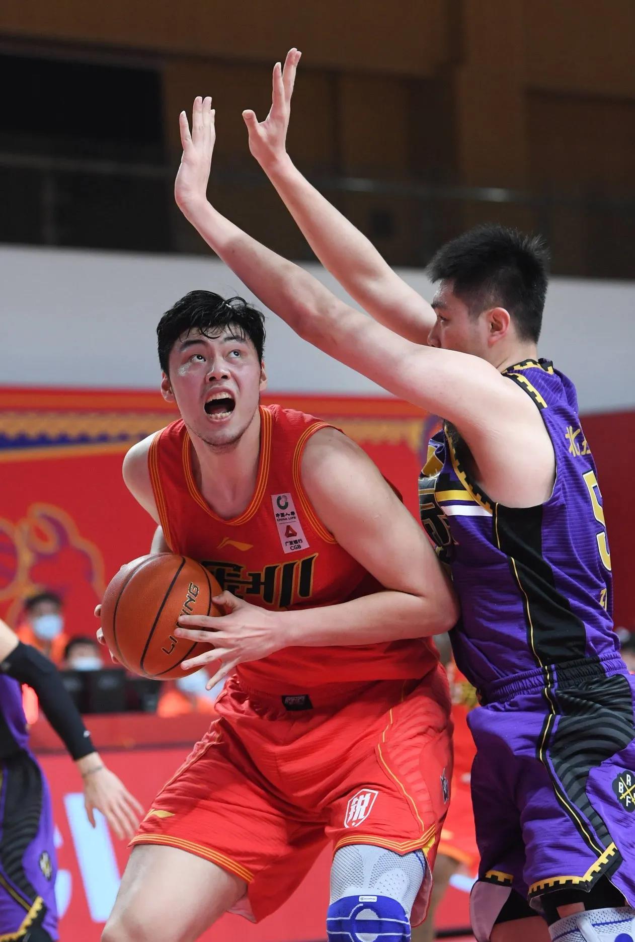 包含今夜欧篮联焦点战,山东男篮绝杀压哨,话题不断,年轻球员得到机会的词条 包含今夜欧篮联焦点战,山东男篮绝杀压哨,话题不断,年轻球员得到机会的词条