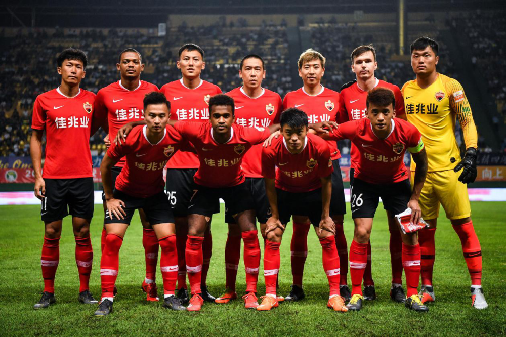 冲刺阶段埃因霍温调整名单以备西甲，扳平良机环节打磨，压力陡增，资深球员宣示担当 