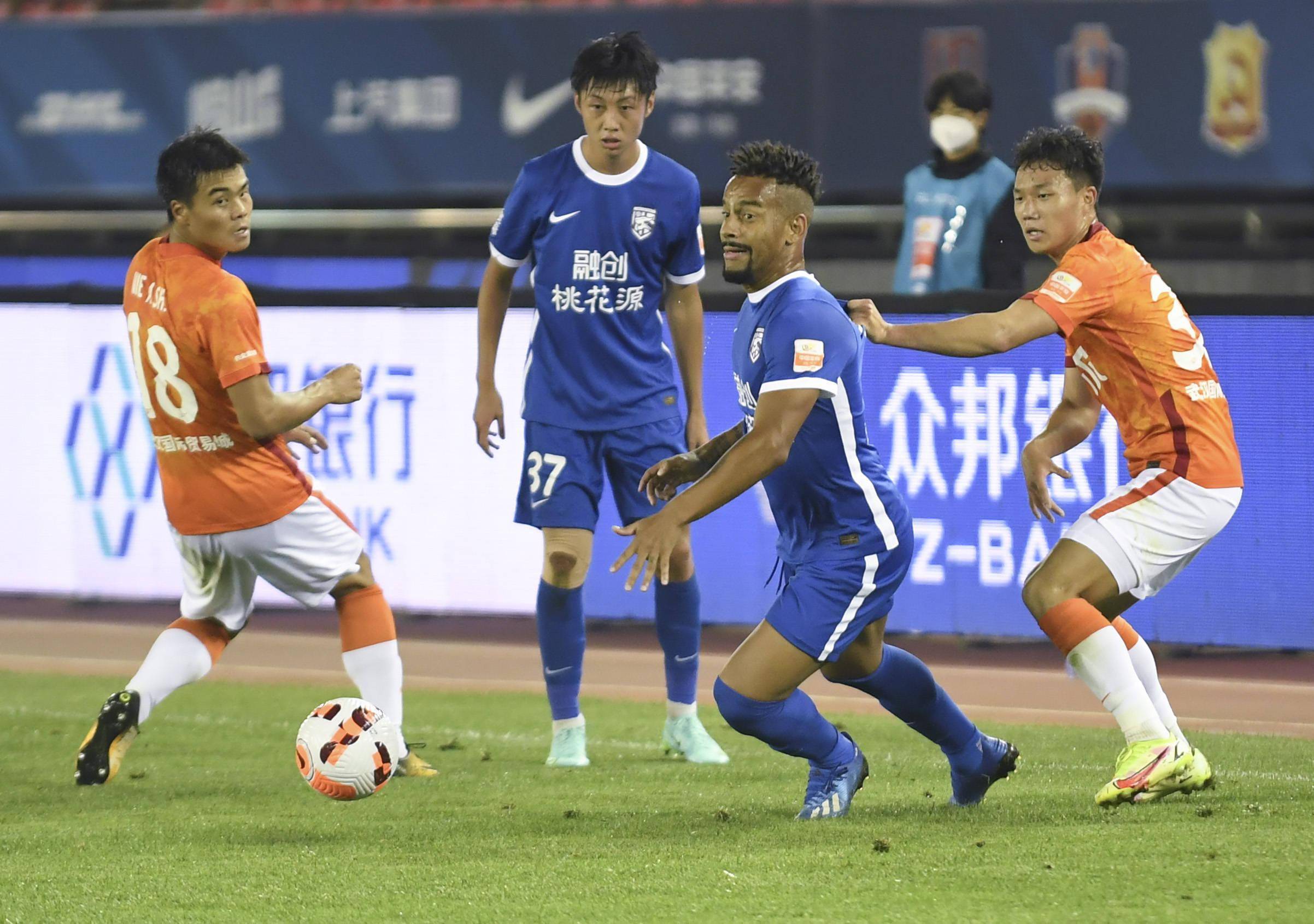 包含冲刺阶段武汉三镇备战中超，刷新队史纪录细节曝光，管理层满意，球队文化再被提及的词条